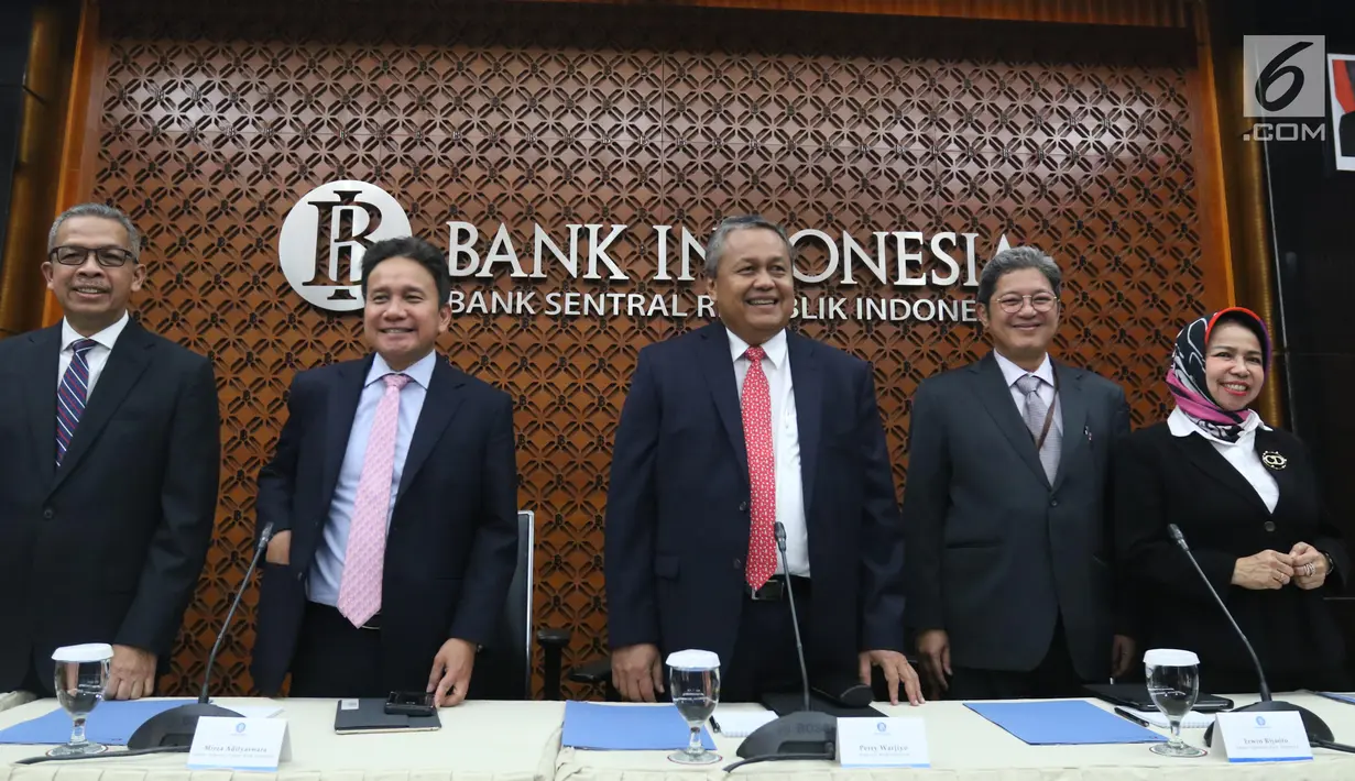 Gubernur BI Perry Warjiyo bersiap Rapat Dewan Gubernur (RDG) Bank Indonesia di Jakarta, Kamis (20/6/2019). Rapat memutuskan untuk mempertahankan BI7DRR sebesar 6,00%, suku bunga Deposit Facility sebesar 5,25%, dan suku bunga Lending Facility sebesar 6,75%. (Liputan6.com/Angga Yuniar)