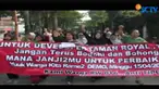 Warga menuntut pengembang Perumahan Royal menepati janjinya, memperbaiki jalan raya yang rusak parah di sejumlah titik.