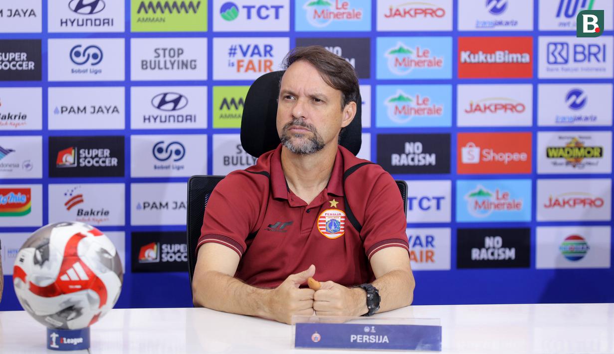 Pelatih Persija, Mauricio Souza saat memberikan keterangan dalam sesi konferensi pers menjelang laga lanjutan BRI Super League 2025/2026 melawan PSM Makassar di lapangan latih Jakarta International Stadium, Jakarta, Kamis (19/02/2026). (Bola.com/Bagaskara Lazuardi)