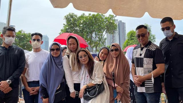 Bintang Cinta Fitri di pemakaman Iqbal Pakula (Foto: Instagram mamiiren)