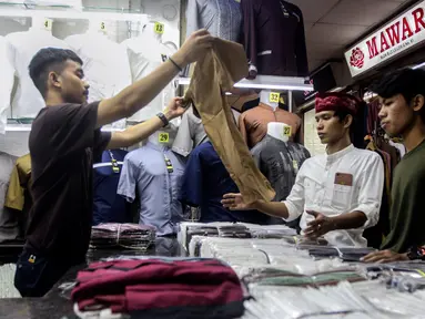 Calon Pembeli memilih baju di Pasar Tanah Abang, Jakarta Pusat, Kamis (23/3/2023). (Liputan6.com/Johan Tallo)