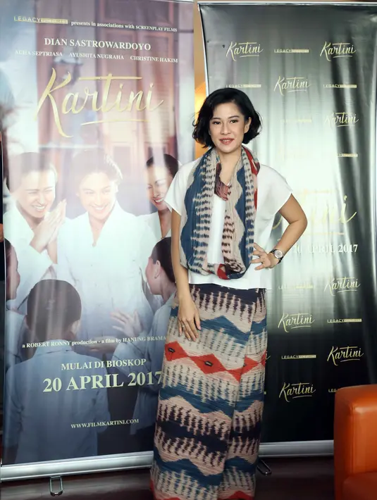 "Kemarin itu aku yakin banget kalo nggak ada ibu Christine, aku nggak akan sanggup men-deliver emosi sebagus itu. Bu Christine selalu ada di situ (lokasi syuting Kartini),” ," ucap Dian Sastrowardoyo. (Nurwahyunan/Bintang.com)