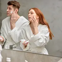 Ilustrasi pria pakai skincare (Foto: Shutterstock)