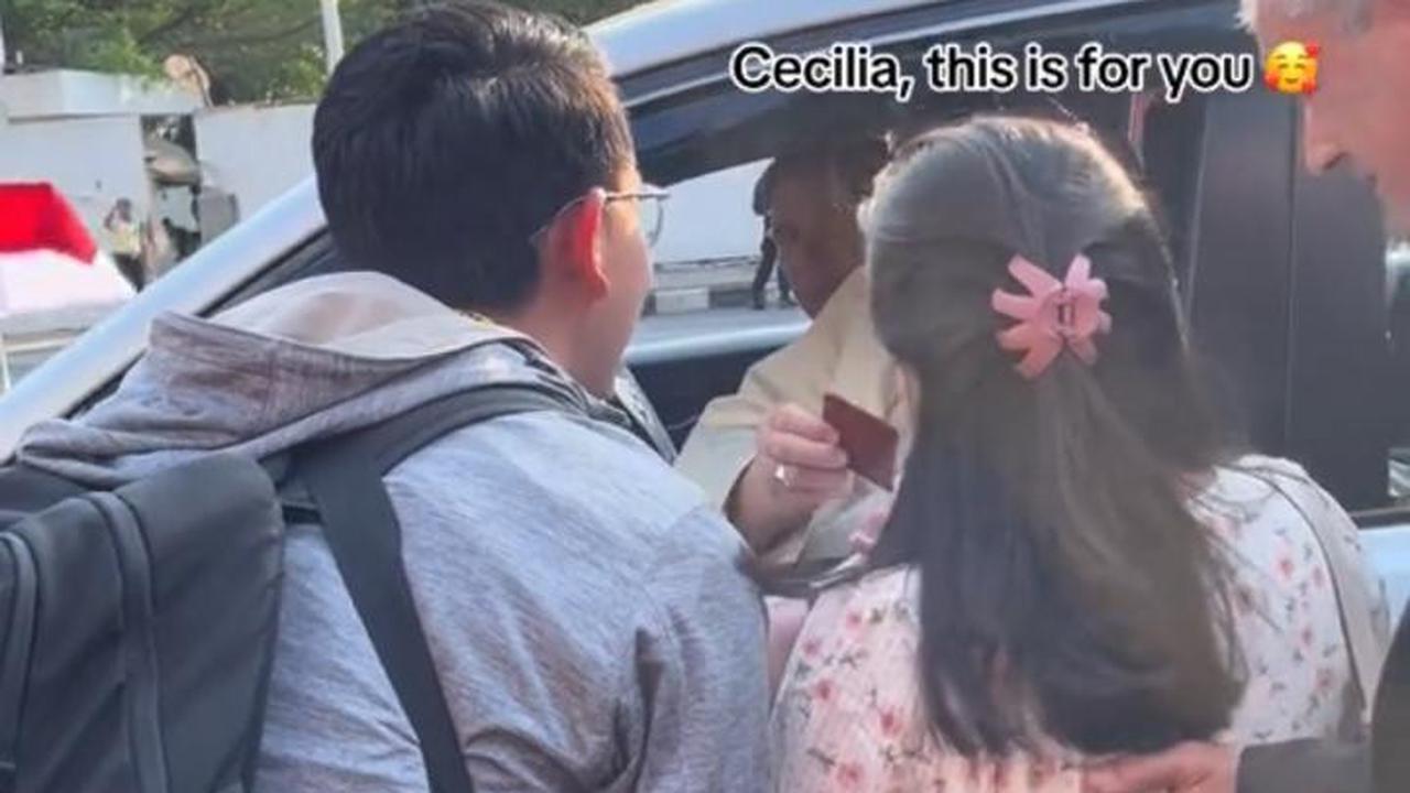 Viral, Begini Momen Ibu Hamil dan Kandungannya Diberkati oleh Paus Fransiskus