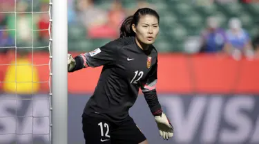  Kiper Tiongkok Wang Fei saat melawan Kamerun di babak 16 Piala Dunia Wanita 2015 di Stadion Commonwealth, Kanada. Foto diambil pada Senin (20/6/2015). Wang Fei menjadi salah satu kiper yang banyak dikagumi karena kecantikannya. (Reuters/Erich Schlegel)