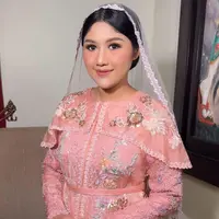 Lihat di sini tampilan Erina Gudono di momen akikah sang putri, Bebingah. [@erinagudono].