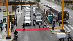 Sebum karpet merah terbentang di salah satu ruas jalan di distrik Magdalena del Mar, Lima, Peru, Sabtu (2/7). Aksi tersebut dilakukan untuk pejalan kaki agar bisa menyeberang dengan nyaman. (REUTERS / Guadalupe Pardo)