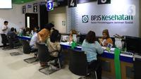 Petugas melayani peserta di Kantor BPJS Kesehatan, Jakarta, Selasa (10/3/2020). Mahkamah Agung (MA) membatalkan kenaikan iuran BPJS Kesehatan per 1 Januari 2020. (Liputan6.com/Angga Yuniar)