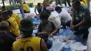 Citizen6, Surabaya: Dalam acara pemotongan hewan kurban tersebut selain Dankobangdikal hadir Wadan Kobangdikal Brigjen TNI Marinir Sturman Panjaiatan, Komandan Kodikopsla Laksma TNI Yayat Achmad Hadirat. (Pengirim: Penkobangdikal)