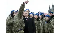 Selfie tentara Rusia bersama Presiden Vladimir Putin (Sumber: The Independent)