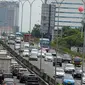 Kondisi di ruas tol dalam kota menuju tol Jagorawi dan Cikampek padat merayap, Jakarta, Kamis (24/12). Jelang malam Natal dan Tahun Baru masyarakat memanfaatkan dan merayakannya di kampung halaman. (Liputan6.com/Helmi Afandi)