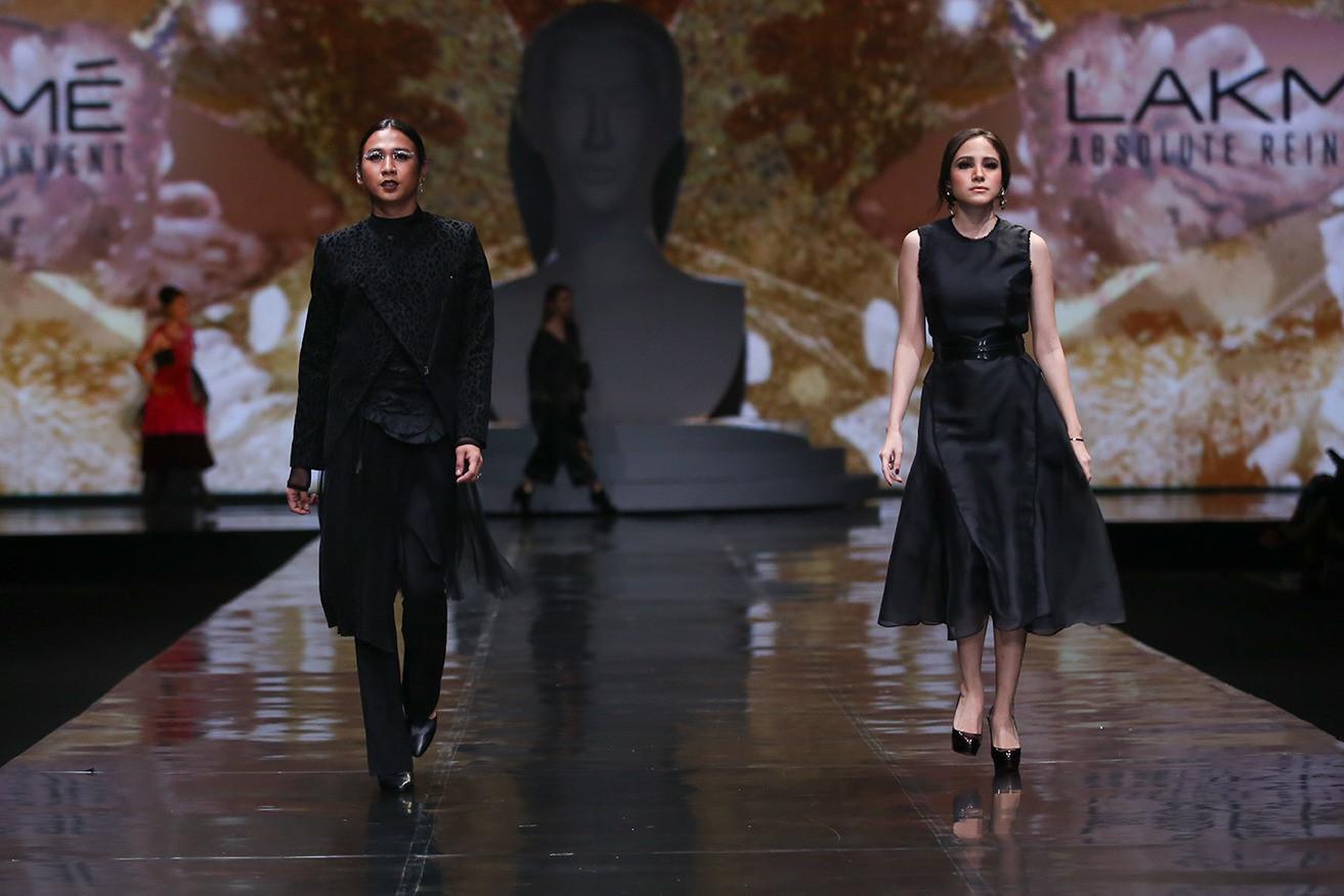 Gaya Hitam Androgini Vlogger Jovi Adhiguna Di Lakme Trend Gala Fashion Fimela Com