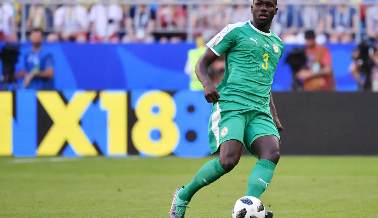 1. Kalidou Koulibaly - Bek Napoli tersebut adalah bek terbaik di Serie A dua tahun belakangan ini. Ia mempunyai peran penting dibalik raihan sukses Napoli bercokol di papan atas. (AFP/Emanuel Dunand)