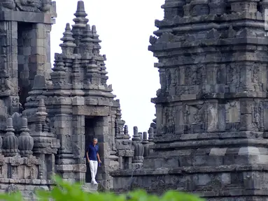 Mantan Presiden Amerika Serikat, Barack Obama keluar dari salah satu bangunan Candi Prambanan, Yogyakarta, Kamis (29/6). Barack Obama beserta keluarga berlibur dan mengunjungi sejumlah tempat di Yogyakarta. (Liputan6.com/Helmi Fithriansyah)