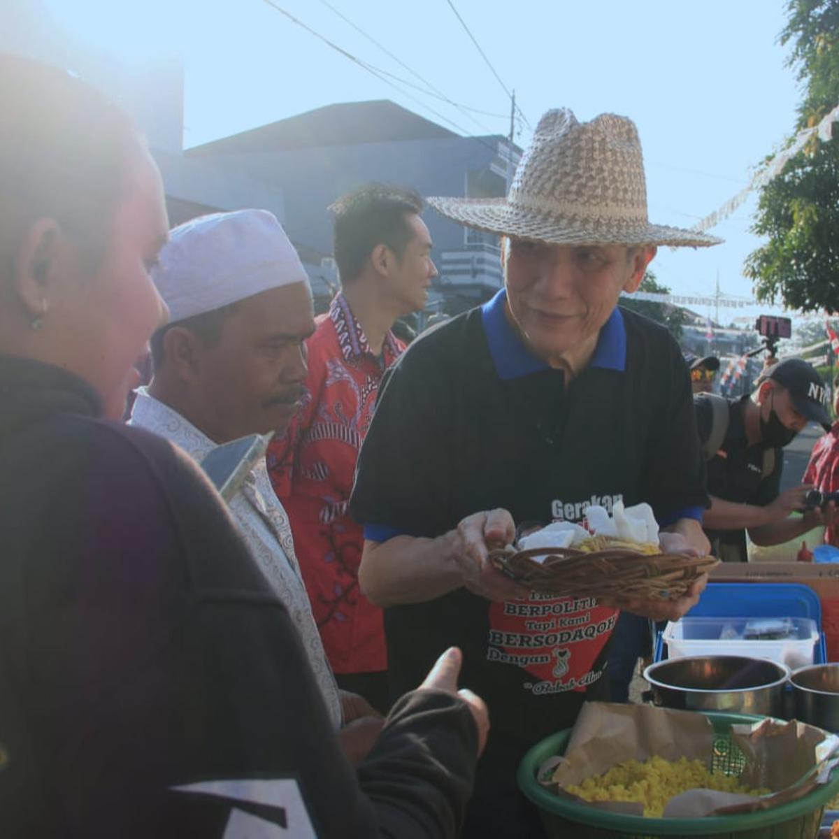 H. Mohammad Jusuf Hamka saat menyambangi cabang nasi kuning Babah Alun di Kabupaten Cianjur (Liputan6.com/Fira Syahrin).