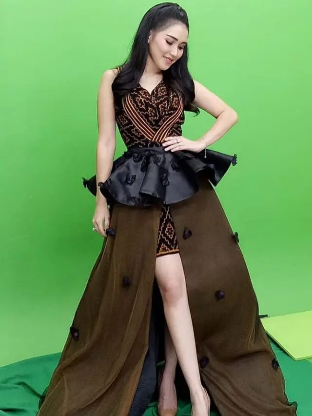 Ayu Ting Ting dengan busana nuansa etnik (Instagram/ayutingting92)