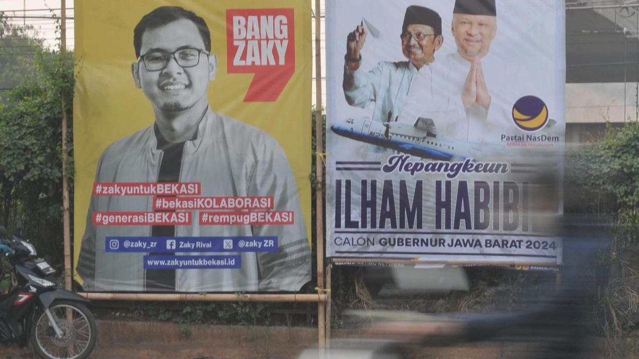 Sejumlah pengendara melintas di dekat alat peraga kampanye pemilihan kepala daerah (pilkada) yang terpasang di Jalan Raya Bekasi, Bekasi, Jawa Barat, Kamis (11/7/2024). Meski masa kampanye Pilkada Serentak 2024 belum dimulai, alat peraga tampak bertebaran
