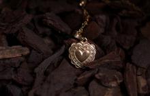 7 Model Kalung 50 Gram Emas Elegan untuk Ibu-Ibu 40 Tahun ke Atas, Pancarkan Pesona Klasik dan Modern