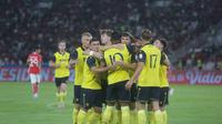 Selebrasi&nbsp;skuad&nbsp;Oxford United dalam laga Piala Presiden 2025 versus Liga Indonesia All Star di Stadion Utama Gelora Bung Karno, Minggu (6/7/2025). (Muhammad Iqbal ichsan)
