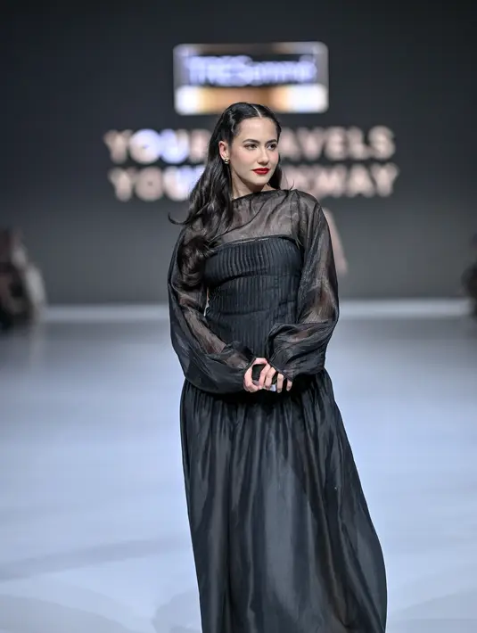 Rambut panjang Pevita ditata dengan double half braided yang sleek di bagian atas dan wavy di bagian bawah [JFW 2026]