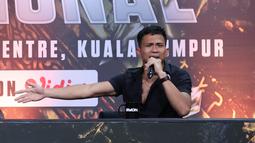 Petarung Indonesia, Ronal Siahaan, memberikan keterangan saat jumpa pers Byon Combat Showbiz Vol.7 di SCTV Tower, Jakarta, Kamis (12/3/2026). (Bola.com/M Iqbal Ichsan)