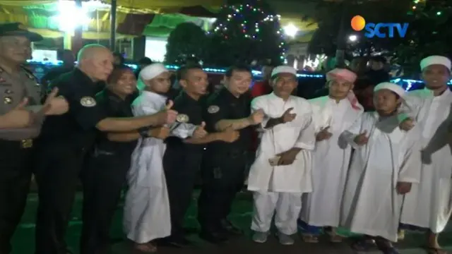 Mengenakan jubah putih, puluhan anggota Jemaah Tabligh ikut menjaga keamanan pelaksanaan misa malam Natal di Gereja Katedral Medan.