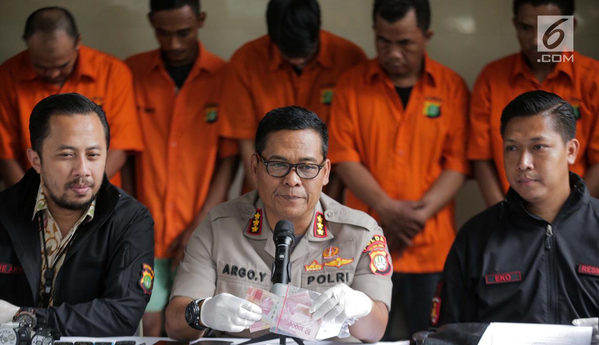 Kabid Humas Polda Metro Jaya, Kombes Pol Argo Yuwono dan Wadir Reskrimum Polda Metro Jaya AKBP Ade Ary Syam saat rilis pengungkan beberapa kasus di Subdit Resmob Polda Metro Jaya, Jakarta, Jumat (19/7/2019). Sebanyak 9 kasus dirilis oleh Subdit Resmob Polda Metro Jaya. (Liputan6.com/Faizal Fanani)