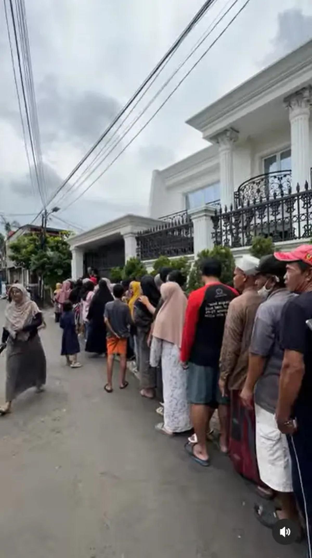 6 Potret Ivan Gunawan Bagi Sembako ke Tetangga, Indahnya Sedekah di Bulan Ramadan