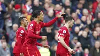 Pemain Liverpool Diogo Jota (kanan) disambut rekan-rekannya, merayakan gol yang dicetaknya ke gawang Watford dalam lanjutan Liga Inggris 2021/2022 di Stadion Anfield, Sabtu (2/4/2022) malam WIB. (AP Photo/Jon Super)