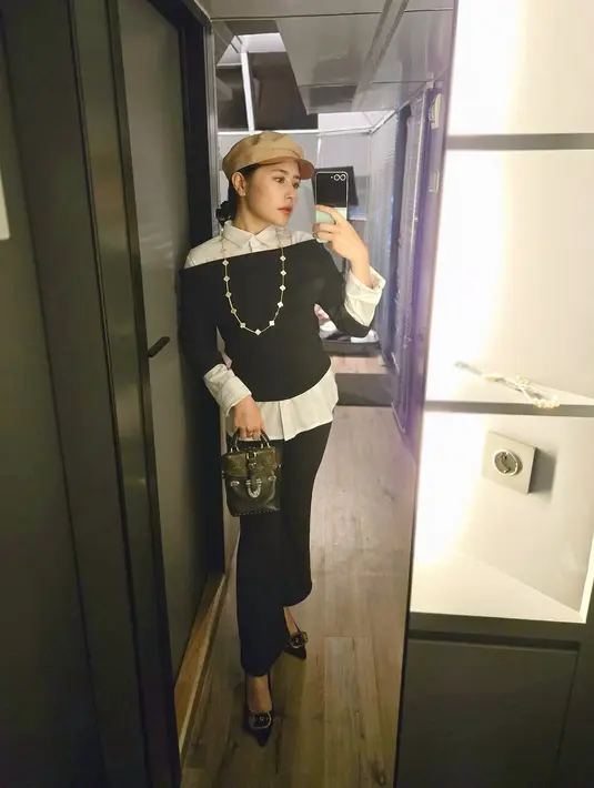 Sentuhan aksesori kalung panjang geometris memberikan aksen modern dan chic, sementara newsboy cap berwarna beige mempermanis keseluruhan look dengan kesan casual sophistication. Tas hitam bertekstur yang dibawanya menambahkan elemen glamor tanpa terlihat berlebihan. [@prillylatuconsina96].