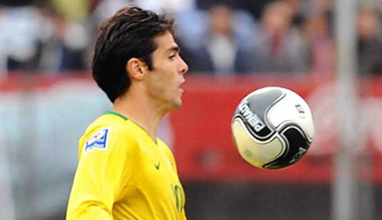 Brazilian player Kaka controls the ball during a 2010 FIFA World Cup South Africa qualifier match against Uruguay at Centenario stadium in Montevideo on June 6, 2009. AFP PHOTO/MIGUEL ROJO