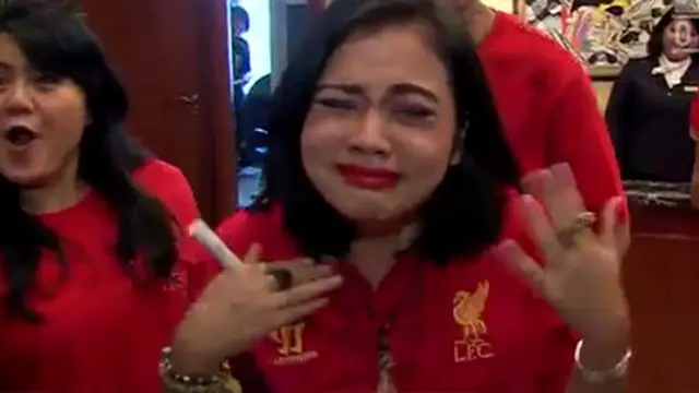 Ketemu Gerrard, Wanita Ini Langsung Menangis Histeris