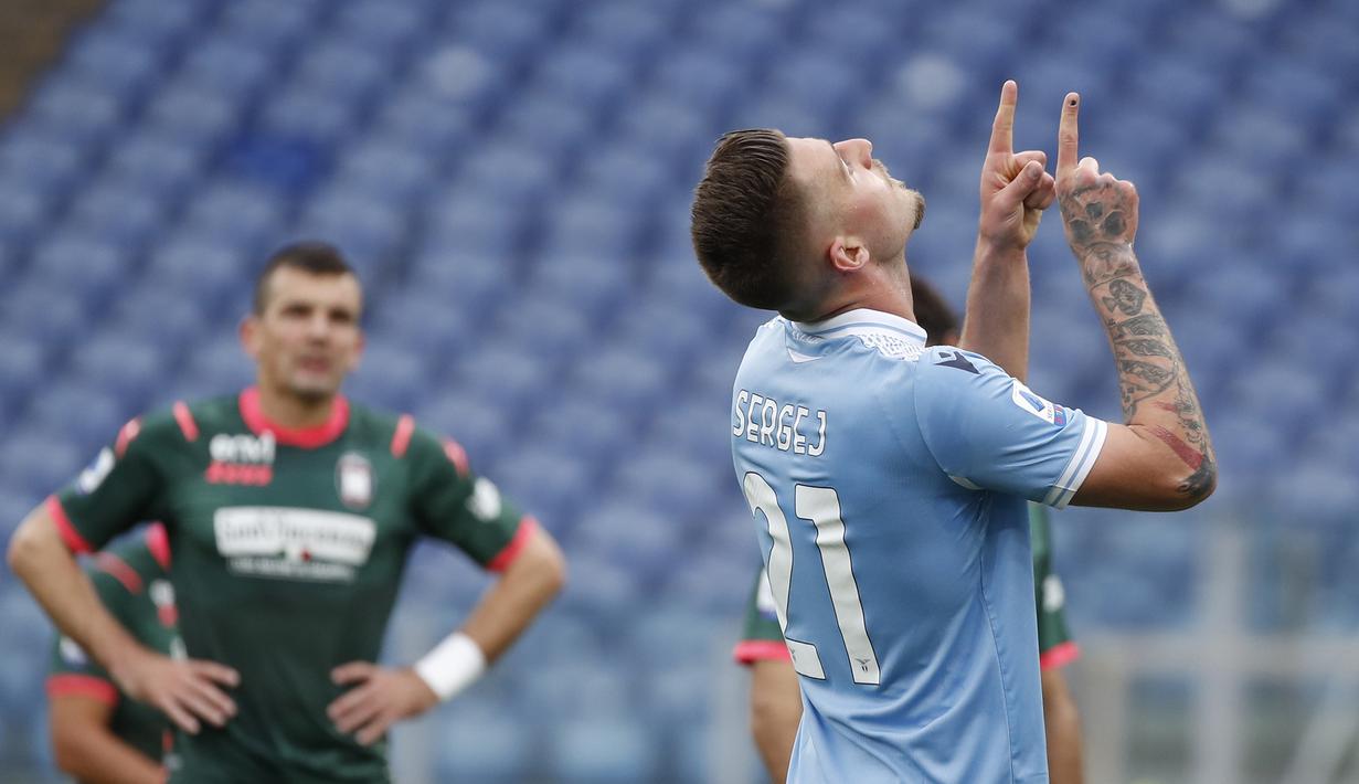 Gelandang Lazio, Sergej Milinkovic-Savic melakukan selebrasi usai mencetak gol pertama timnya ke gawang Crotone dalam laga lanjutan Liga Italia 2020/2021 pekan ke-27 di Olimpico Stadium, Roma, Jumat (12/3/2021). Lazio menang 3-2 atas Crotone. (AP/Alessandra Tarantino)