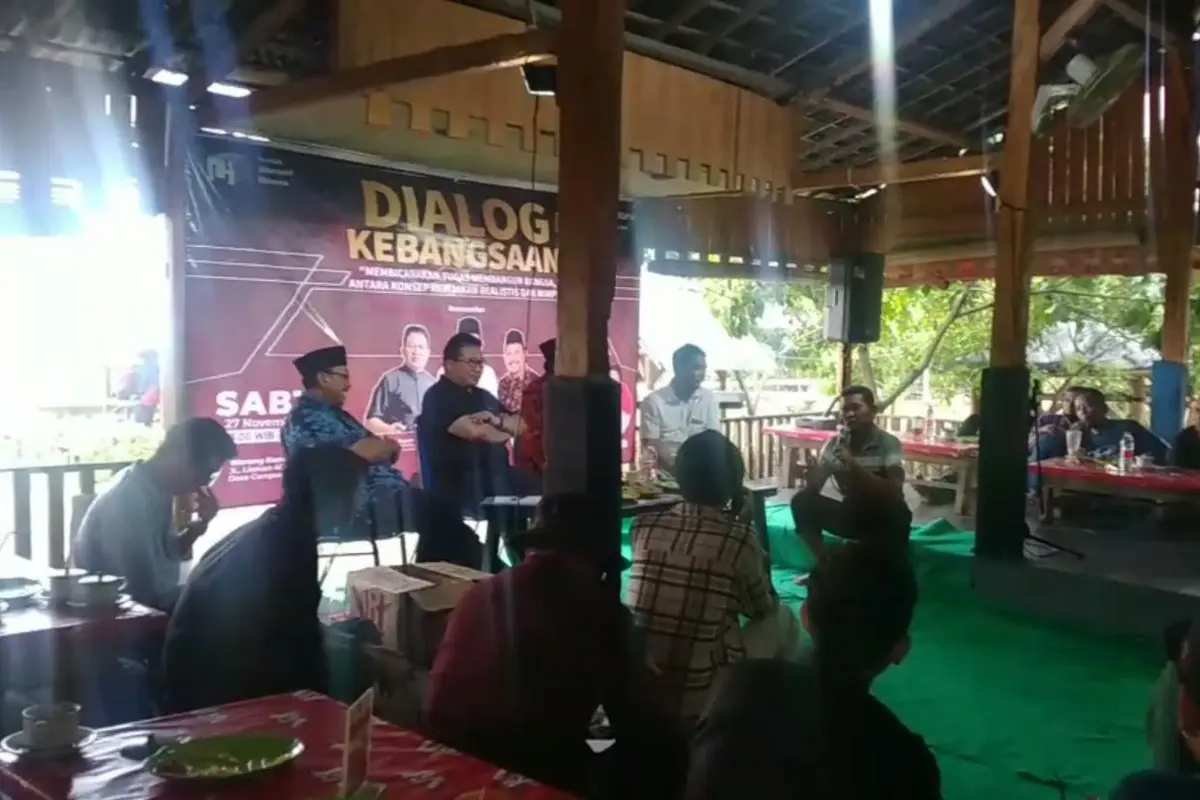 Mantan Ketua DPRD Bojonegoro, Anwar Sholeh ketika blak-blakan menjelaskan pelaporannya di Polres Bojonegoro.(Liputan6.com/Ahmad Adirin)
