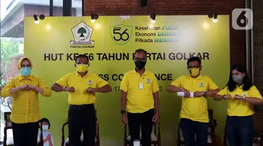 Menteri Perindustrian sekaligus Ketua Penyelenggara HUT Partai Golkar Agus Gumiwang Kartasasmita (tengah) bersama Sekjen Partai Golkar Lodewijk Freidrich Paulus serta panitia dan kader saat memberi keterangan terkait HUT ke-56 Partai Golkar di Jakarta, Sabtu (17/10/2020). (Liputan6.com/Johan Tallo)