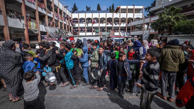 Potret Antrean Warga Palestina saat Pembagian Makanan di Lokasi Pengungsian