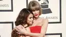 Penyanyi Taylor Swift (kanan) memeluk Selena Gomez saat berpose di karpet merah Grammy Awards ke-58 di Staples Center, Los Angeles, Senin (15/2). (REUTERS / Danny Moloshok)