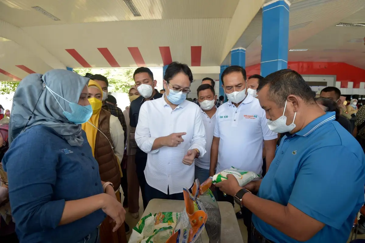 Wakil Menteri Perdagangan Jerry Sambuaga didampingi Wakil Bupati Maros Suhartina Bohari dalam operasi pasar di Lapangan Palantikang, Kabupaten Maros, Sulawesi Selatan pada Sabtu 12 Maret 2022. (Dok Kemendag)