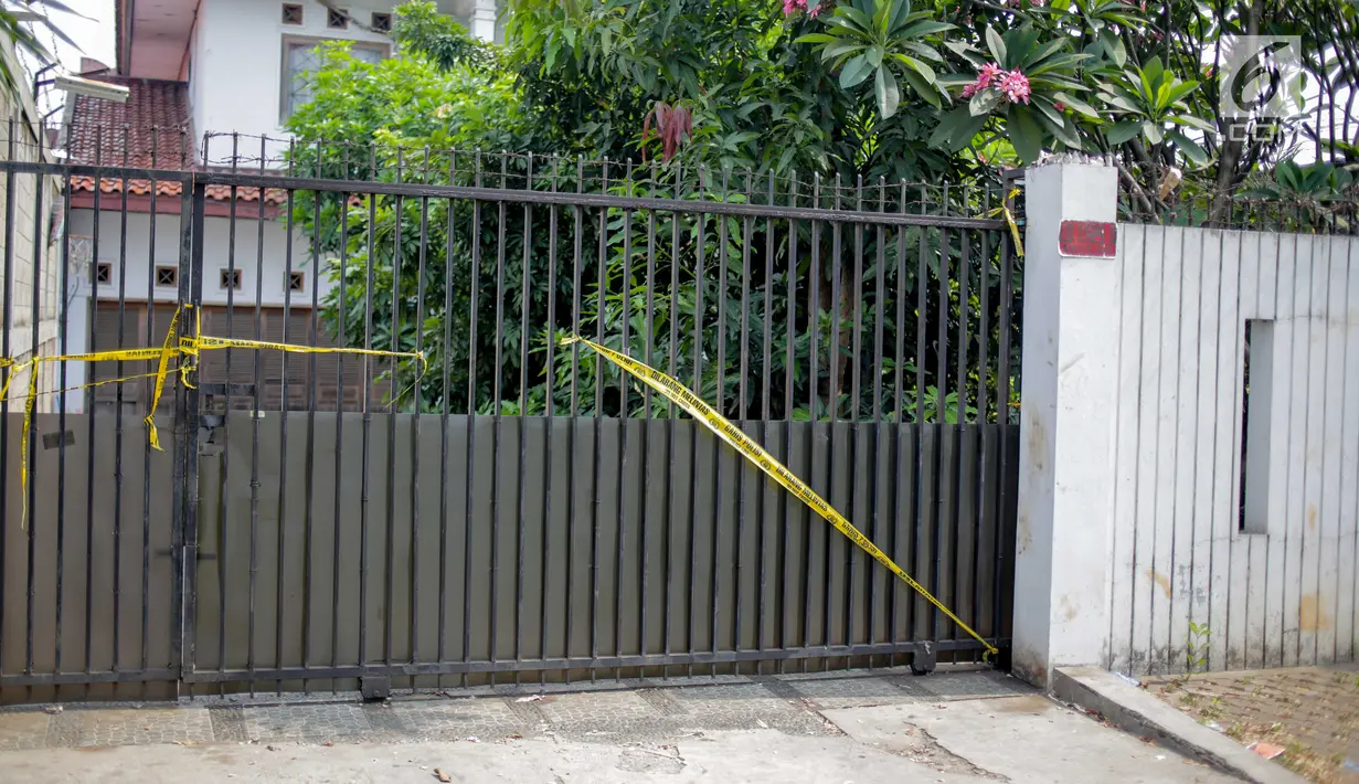 Suasana rumah korban kasus istri bunuh dan bakar suami serta anak tiri di Jalan Lebak Bulus 1, Kavling 129 B Blok U-15, Cilandak, Jakarta, Selasa (3/9/2019). Korban Edi Chandra Purnama dan anaknya M Adi Pradana dibunuh oleh istri sekaligus ibu tiri, Aulia Kesuma. (Liputan6.com/Faizal Fanani)