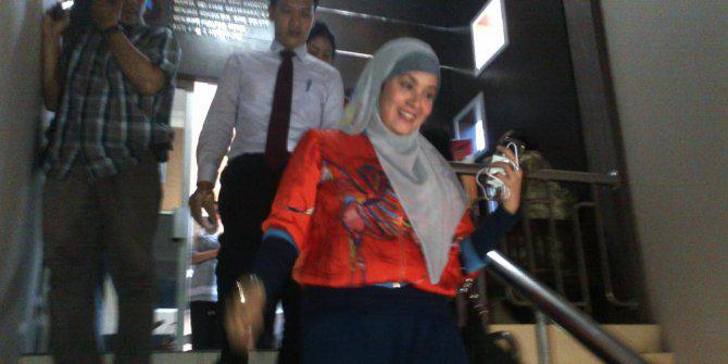 Elma Theana setelah pemeriksaan di Polda Jatim | (c) Merdeka.com