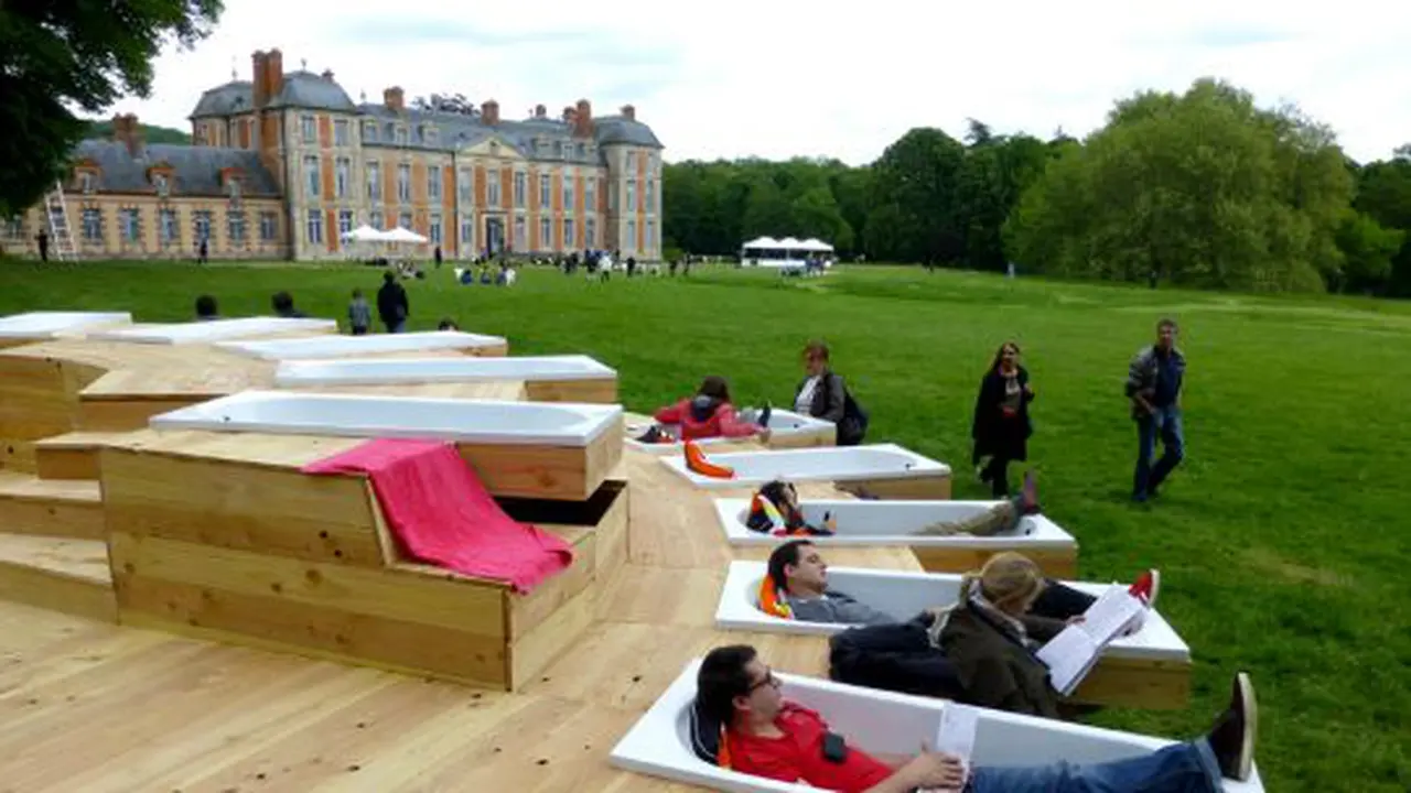 Taman di Paris Punya Bak Mandi Untuk Bersantai