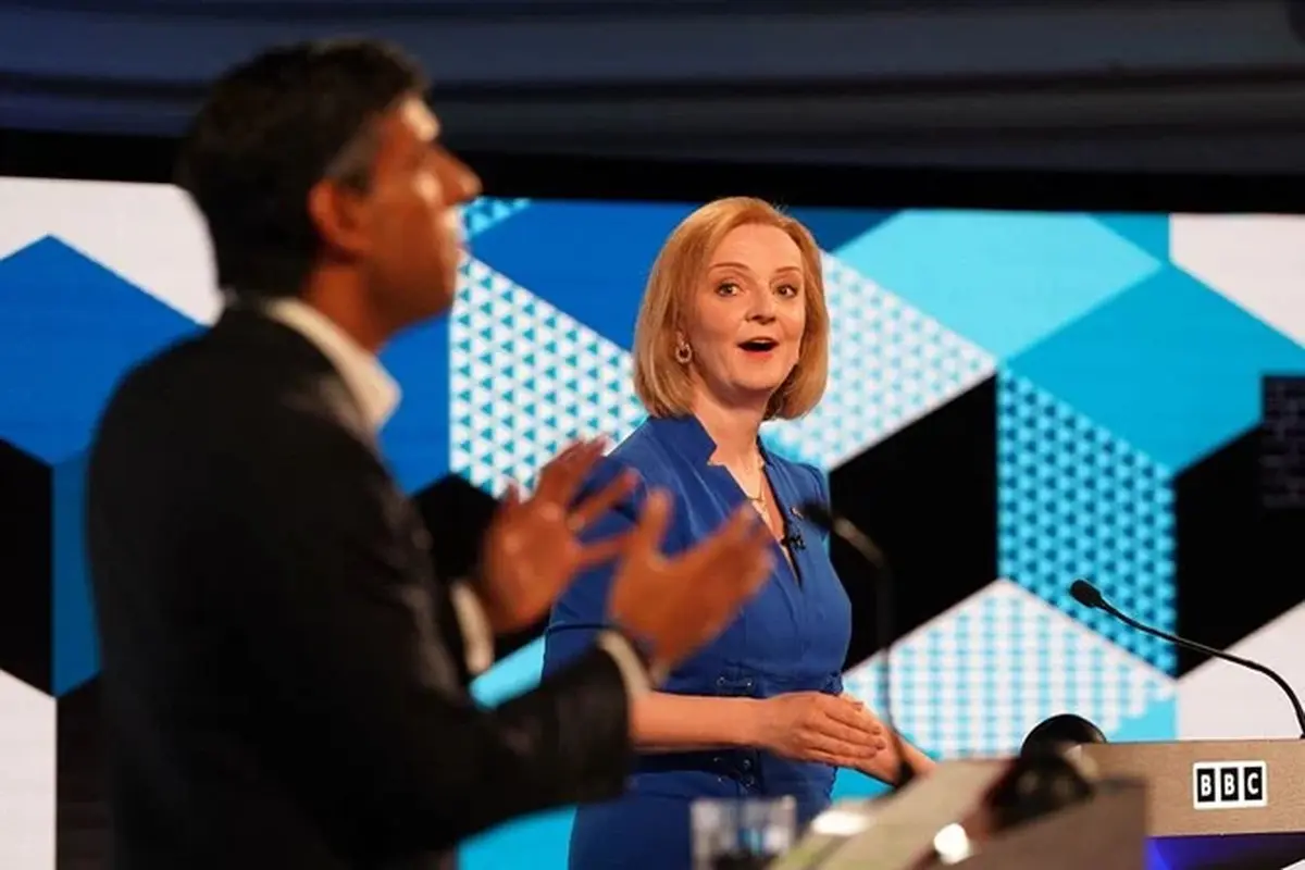 Menteri Luar Negeri Inggris Liz Truss dan mantan kanselir menteri keuangan Rishi Sunak, pesaing untuk menjadi perdana menteri negara berikutnya dalam debat capres. (AFP)