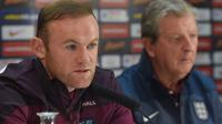 Kapten tim nasional Inggris, Wayne Rooney (kiri) bersama pelatih Roy Hodgson, pada sesi jumpa pers menjelang laga uji coba melawan Spanyol yang akan berlangsung pada Sabtu (14/11/2015). (FA)