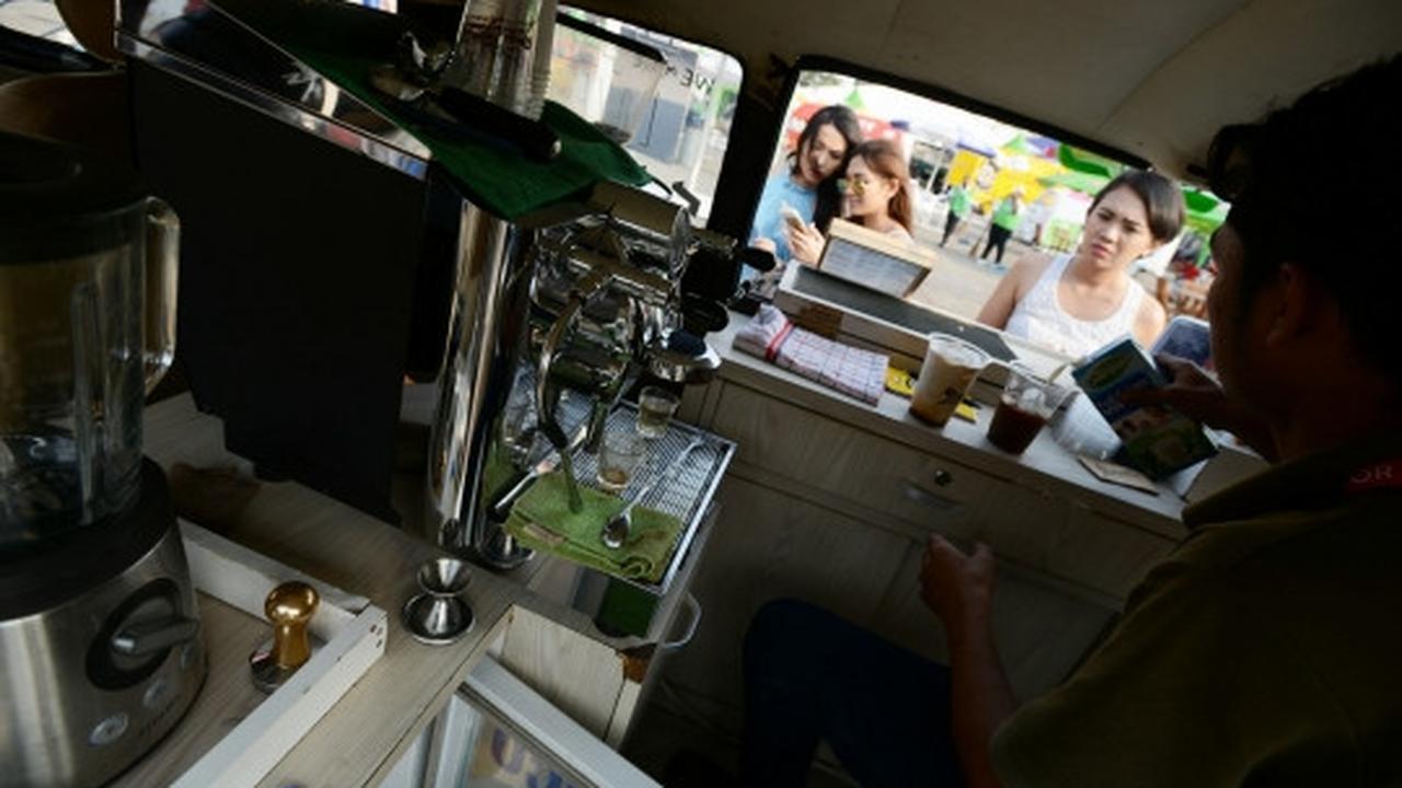 Menikmati kuliner unik food truck di IIMS 2015