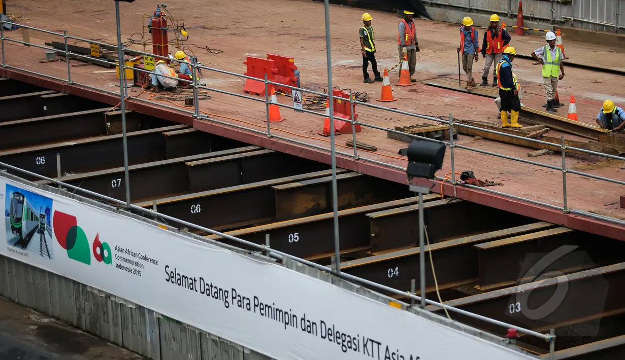 Pekerja menyelesaikan pengerjaan stasiun bawah tanah MRT di kawasan Bundaran HI, Jakarta, Rabu (15/4/2015). PT MRT Jakarta menyiapkan bentuk rancangan stasiun bawah tanah di Bundaran HI akan memiliki 3 lantai di bawah tanah. (Liputan6.com/Faizal Fanani)