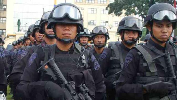 Seorang terduga teroris di Desa Sidorejo, Kecamatan Sekampung Udik, Kabupaten Lampung Timur, diamankan tim Densus 88 Antiteror Mab...