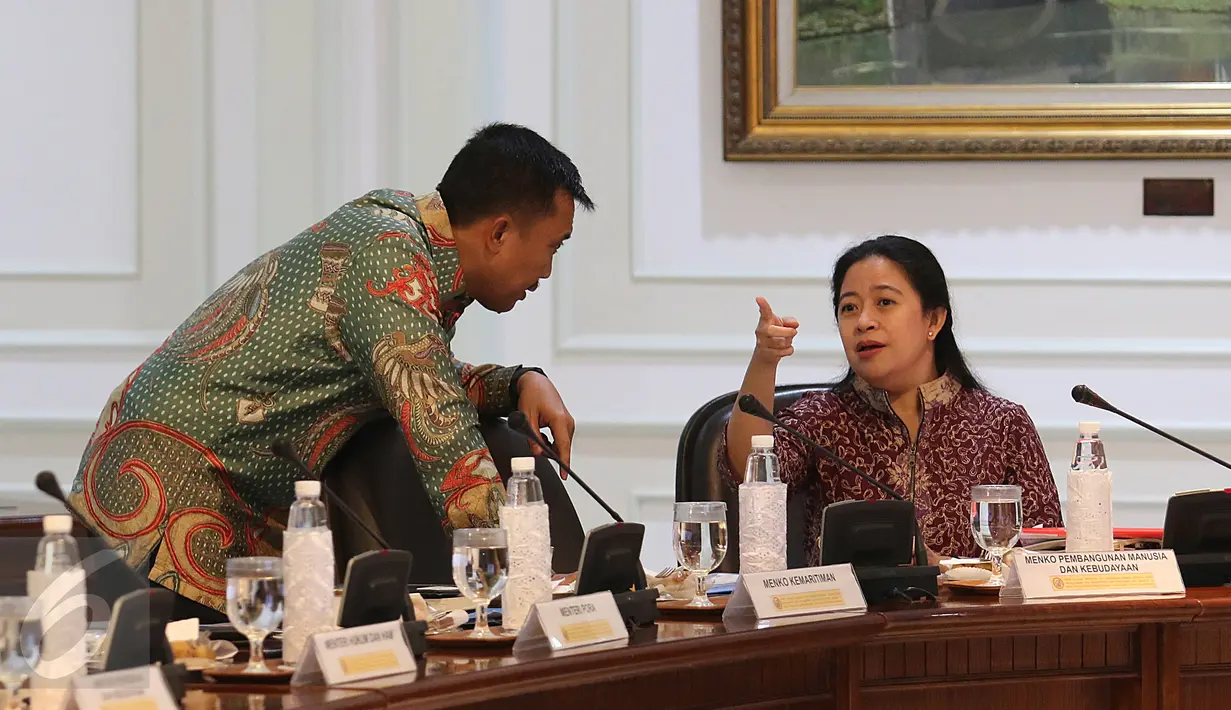 Menpora Imam Nahrawi dan Menko PMK Puan Maharani saat menghadiri rapat terbatas di Istana Kepresidenan, Jakarta, Selasa (18/4). Rapat tersebut membahas kelanjutan persiapan Asian Game 2018 Jakarta-Palembang. (Liputan6.com/Angga Yuniar)