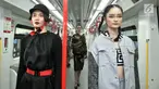 Model berpose saat memeragakan busana pada acara Jakarta Fashion & Food Festival (JFFF) 2019 di gerbong Light Rail Transit (LRT) Jakarta rute Stasiun Velodrome-Stasiun Boulevard Utara, Jakarta, Selasa (13/8/2019). Acara ini menampilkan 16 koleksi busana. (merdeka.com/Iqbal Nugroho)