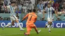 <p>Pemain Argentina, Julian Alvarez mencetak gol kedua timnya ke gawang Kroasia saat laga semifinal Piala Dunia 2022 yang berlangsung di Lusail Stadium, Qatar, Selasa (13/12/2022) waktu setempat. (AP Photo/Martin Meissner)</p>