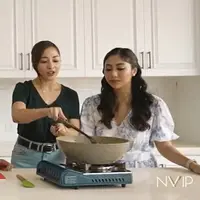 Artis cantik Nikita Willy memanggil chef untuk belajar masak. Tidak sendiri, Nikita mengajak adiknya, Winona Willy. Sempat dibully, akhirnya keduanya belajar dan memanggil chef Norman Ismail. [Youtube/Nikita Willy Official]
